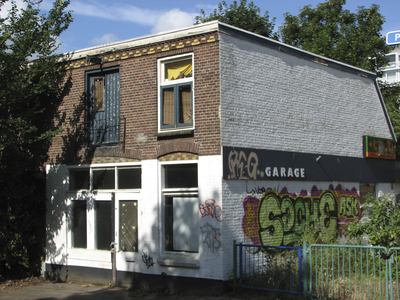 905389 Gezicht op het leegstaande bedrijfspand van een voormalige garage op de hoek van de Prof. Jordanlaan en de ...